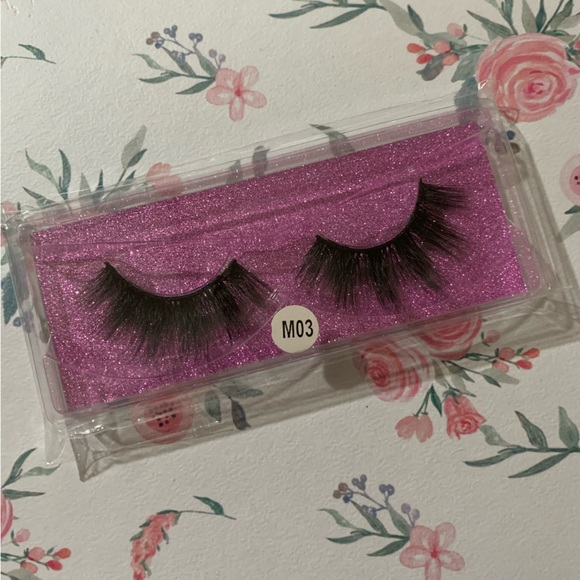 💙 Dramatic False Strip Lashes - Picture 3 of 11